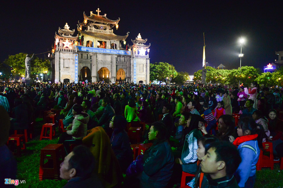 Hàng nghìn người rước tượng Chúa Hài Đồng đêm Giáng sinh